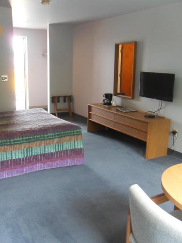 Swan Inn Motel - image 9