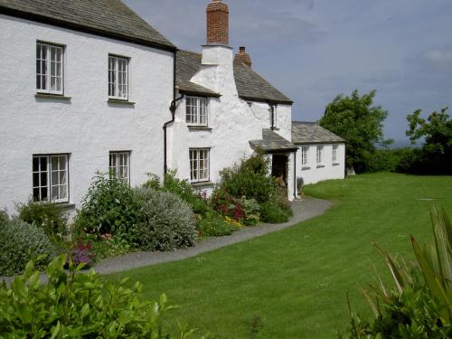 Viesnīcas āriene, Lower Tresmorn Farmhouse in Crackington Haven
