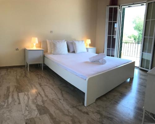  Wooden Ceiling Apartment - close to city center in Kanálion