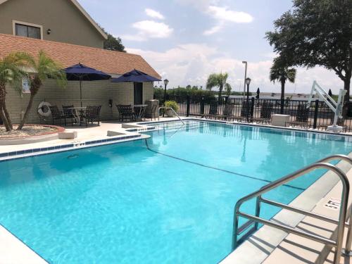 Swimming pool, CHASE SUITE HOTEL TAMPA near Tampa International Airport