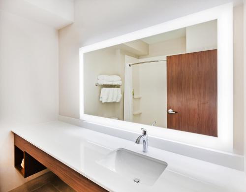 Holiday Inn Express & Suites - Lenexa - Overland Park Area an IHG Hotel - main image
