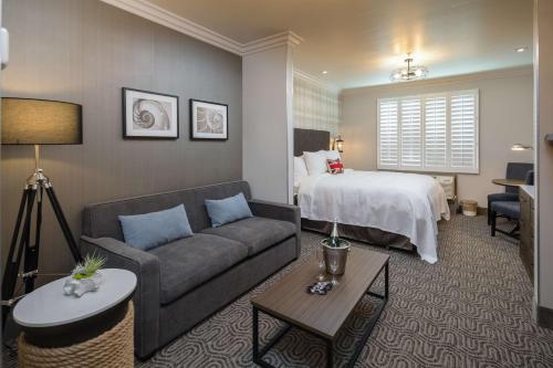 Aristocrat Hotel, BW Signature Collection Room Type - King Suite