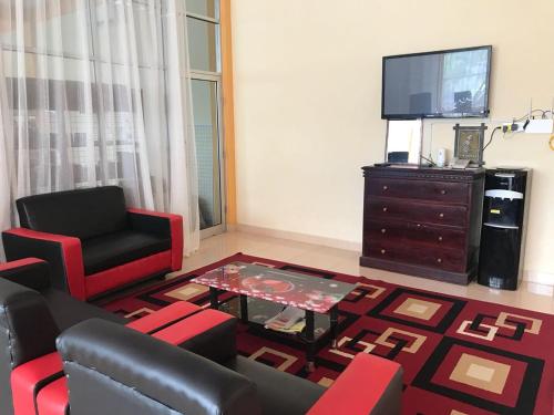 Zona de TV/saló-bar comuns, Penginapan Intan Bandara in Sawahlunto