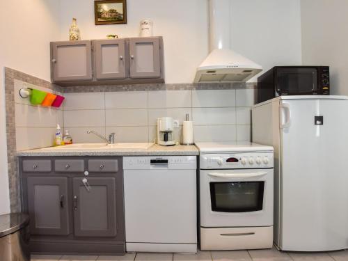 Spacious Holiday Home with Private Garden in Fonroque gîte à louer Sainte-Innocence