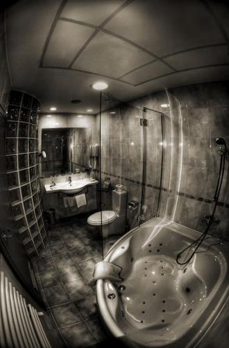 Hotel Lav - Tap to explore photos
