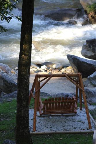 The Evening Shade River Lodge and Cabins