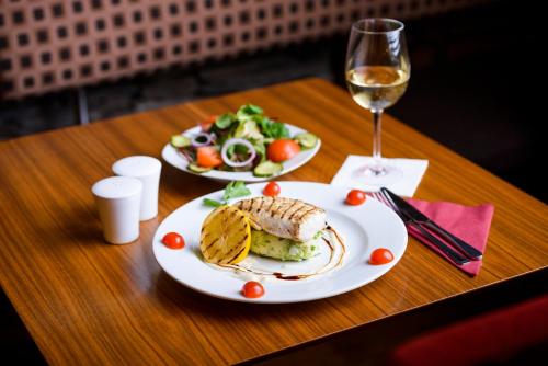 餐饮, 丁格尔湾大酒店  (Dingle Bay Hotel) in 丁洛