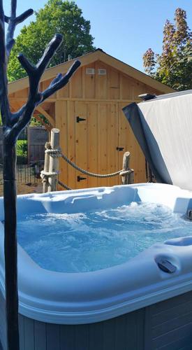 مساج, Four Ninety Muskoka B & B in Gravenhurst