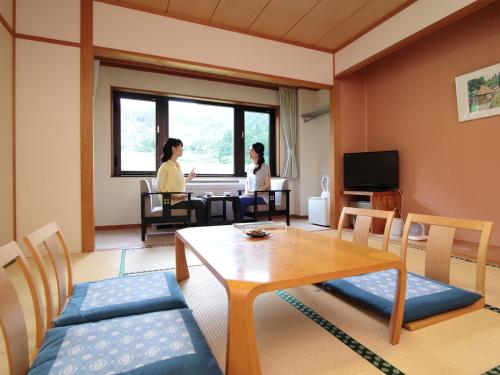 Japanese-Style Family Room with Mountain View - Non-Smoking