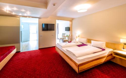 1 queen bed, 1 twin bed, 1 sofa bed