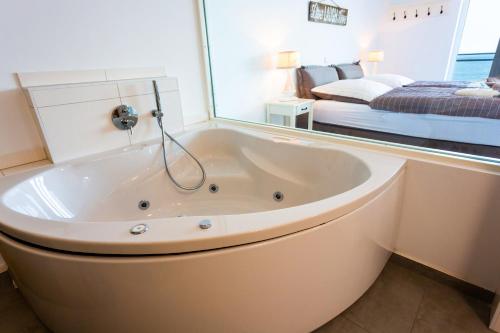 Hot tub, Komfort-Ferienwohnung Dat Penthuus by Meer-Ferienwohnungen in Olpenitz