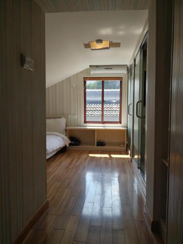 Hangzhou Xihu Qinghe Hostel Hangzhou Xihu Qinghe Hostel is conveniently located in the popular West Lake District – Xixi Wetland Park area. The property features a wide range of facilities to make your stay a pleasant experien