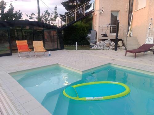 Duša, Chalet de TARA - Grand appartement esprit chalet - piscine chauffée - Genève (Chalet de TARA - Grand appartement esprit chalet - piscine chauffee - Geneve) in Collonges-sous-Saleve (Rhone-Alpes)