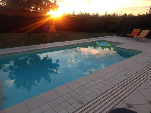 Skats, Chalet de TARA - Grand appartement esprit chalet - piscine chauffée - Genève (Chalet de TARA - Grand appartement esprit chalet - piscine chauffee - Geneve) in Collonges-sous-Saleve (Rhone-Alpes)