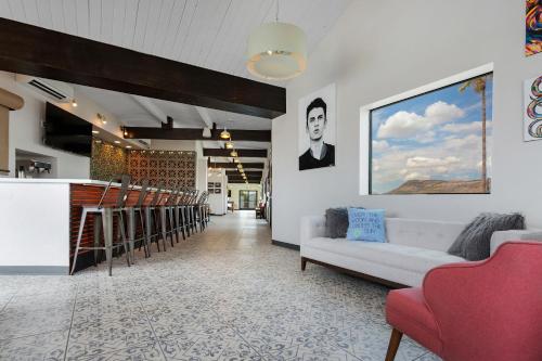 Bar/ Salón, Hotel McCoy in Tucson Suburbs
