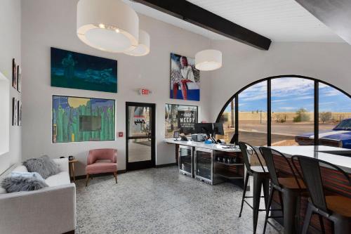 Bar/ Salón, Hotel McCoy in Tucson Suburbs