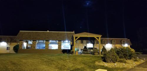 HomeTown Inn and Suites - main image