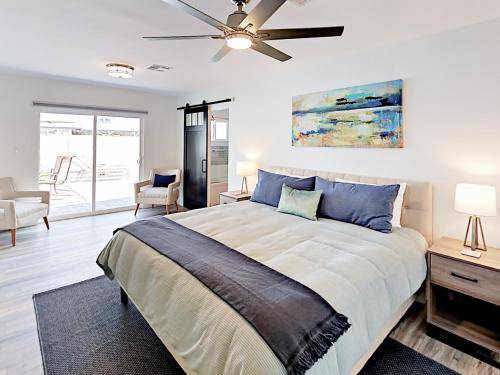 Mid Century Modern Home - image 9