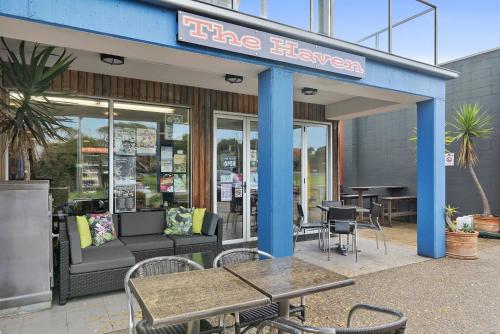 Bar/lounge, The Island Accommodation in Phillip Island