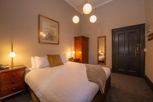 Vue Grand Hotel Vue Grand Hotel is perfectly located for both business and leisure guests in Queenscliff. Featuring a satisfying list of amenities, guests will find their stay at the property a comfortable one. Lugga