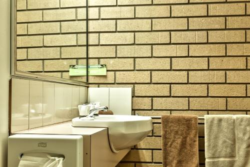 Bathroom, Holbrook Town Centre Motor Inn in Holbrook