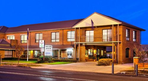 . Holbrook Town Centre Motor Inn