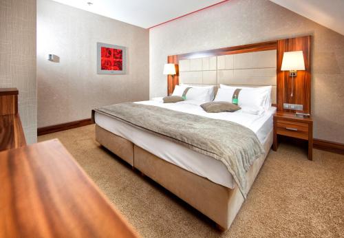 1 king bed, 1 sofa bed