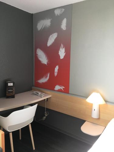 ibis Laon Ibis Laon is conveniently located in the popular Laon area. Offering a variety of facilities and services, the hotel provides all you need for a good nights sleep. Facilities like 24-hour front desk,