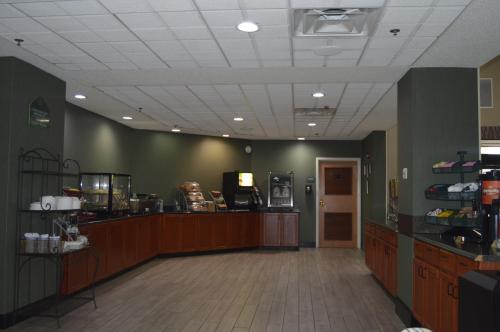 อาหารและเครื่องดื่ม, วินเกท บาย วินด์แฮม วอร์เนอร์ โรบิ้นส์ (Wingate by Wyndham Warner Robins) in วอร์เนอร์โรบินส์ (GA)