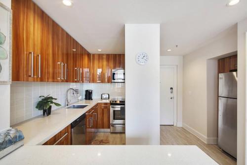 STUNNING NEW 15th FLOOR CONDO- CITY VIEWS FR QTR - image 4
