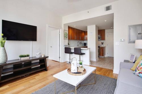 STUNNING NEW 15th FLOOR CONDO- CITY VIEWS FR QTR - image 5
