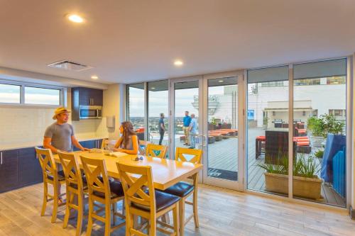 STUNNING NEW 15th FLOOR CONDO- CITY VIEWS FR QTR - image 7