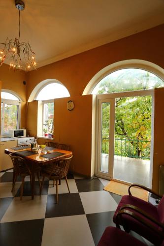 皮洛斯曼尼60號旅館 (Guest House Pirosmani 60) in 西格納吉