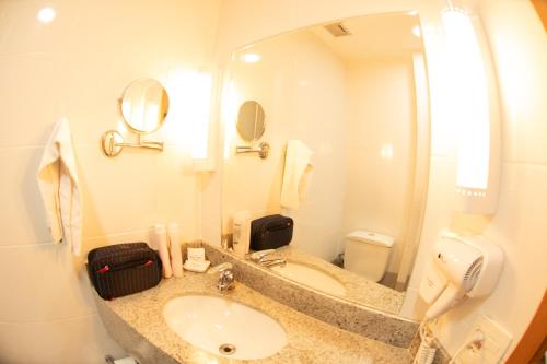 Standard Twin Room image 6