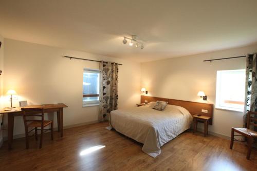 1 queen bed, 1 sofa bed