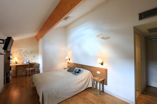 1 queen bed, 1 sofa bed