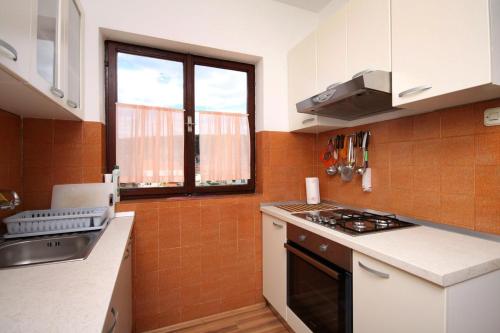Apartments with a parking space Jelsa Hvar - 4002 - main image