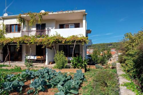 Apartments with a parking space Jelsa Hvar - 4002