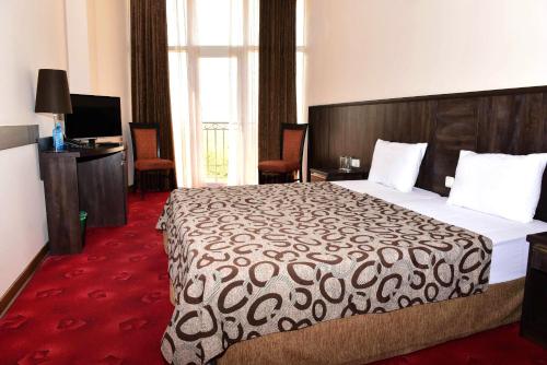 Regineh Hotel - image 2