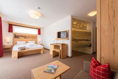 Deluxe Double Room with Balcony and Mountain View