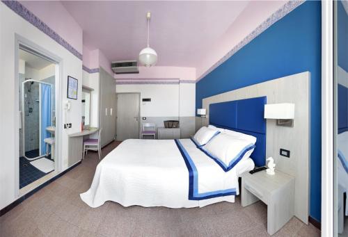 1 queen bed, 2 bunk beds