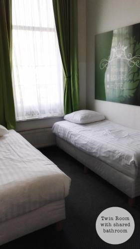 Twin Room with Shared Bathroom image 3