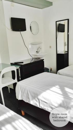 Triple Room with Shared Bathroom image 4