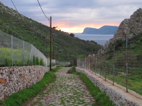 Ecloge, Hydra Island