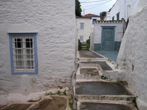 Ecloge, Hydra Island