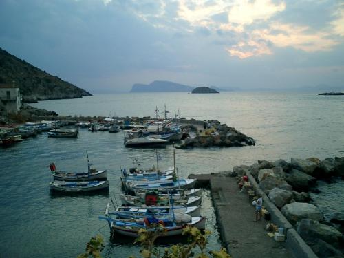 Ecloge, Hydra Island