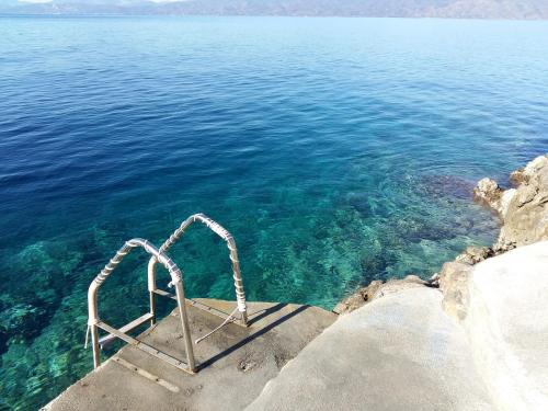 Ecloge, Hydra Island