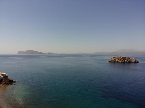 Ecloge, Hydra Island