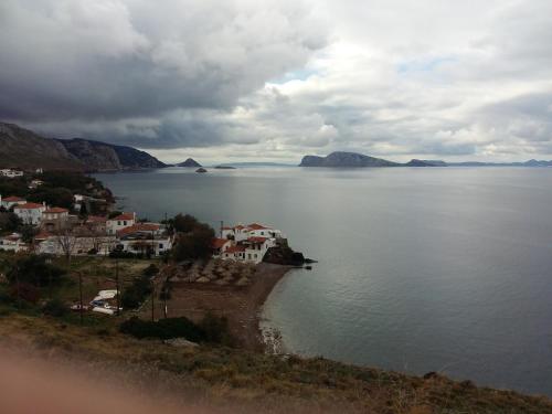 Ecloge, Hydra Island