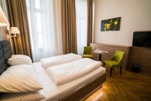 Double or Twin Room image 10